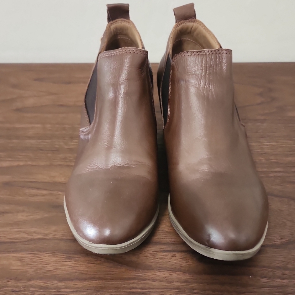 Womens Size 7  Brown Leather Shoes Worn Only One Time.